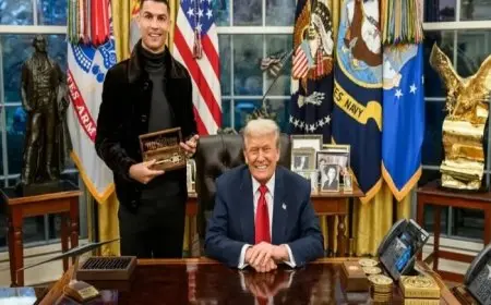 ترامب يمنح رونالدو مفتاح البيت الأبيض كهدية قيمة