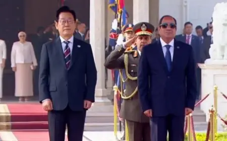الرئيس السيسي وقرينته يستقبلان رئيس كوريا الجنوبية لي ميونغ في قصر الاتحادية لتعزيز العلاقات الثنائية