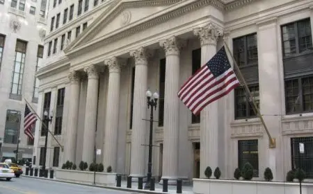 رئيس الاحتياطي الفيدرالي في شيكاغو يعبر عن قلقه بشأن بدء خفض أسعار الفائدة في الوقت الحالي