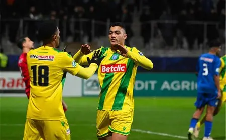 مصطفى محمد يجلس على دكة البدلاء خلال مباراة نانت ضد لوريان في الدوري الفرنسي