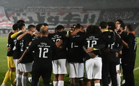 لاعبو الزمالك يكرمون محمد صبري بدقيقة حداد خلال مواجهة زيسكو