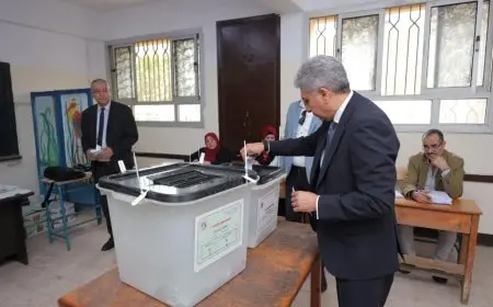 وزير السياحة والآثار يشارك في التصويت خلال انتخابات مجلس النواب