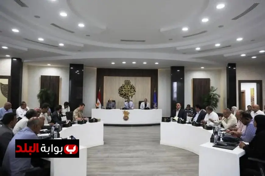 محافظ أسوان يدعو للاستعداد المبكر لموسم الأمطار لتعزيز السلامة العامة