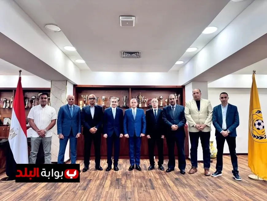 محافظ الإسماعيلية يجتمع بأعضاء لجنة الإنقاذ في جلسة ودية لتعزيز التعاون