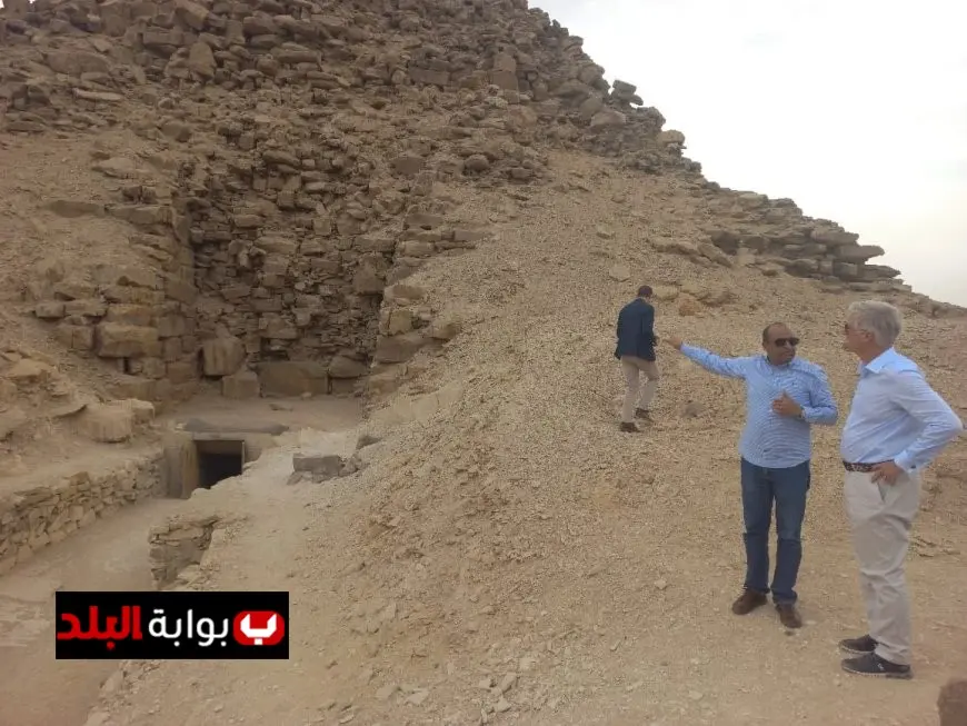 ملك بلجيكا يثني على عبقرية الفراعنة خلال زيارته لأهرامات ملوك الشمس في أبوصير