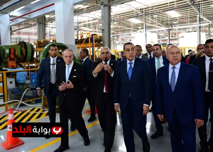 مدبولي يتفقد معرض المنتجات النهائية في مصنع فلاتر المركبات والفلاتر الصناعية