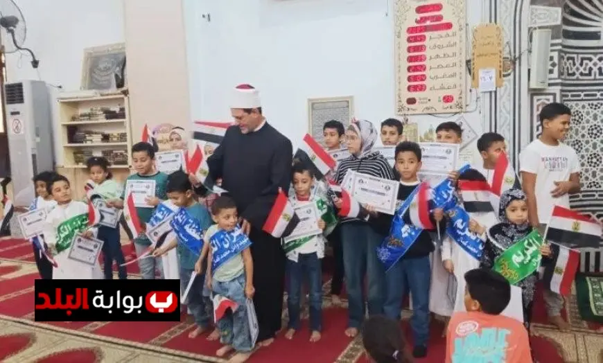 وزير الأوقاف يثني على إمام قام بتوزيع أعلام مصر على الأطفال بعد صلاة الجمعة