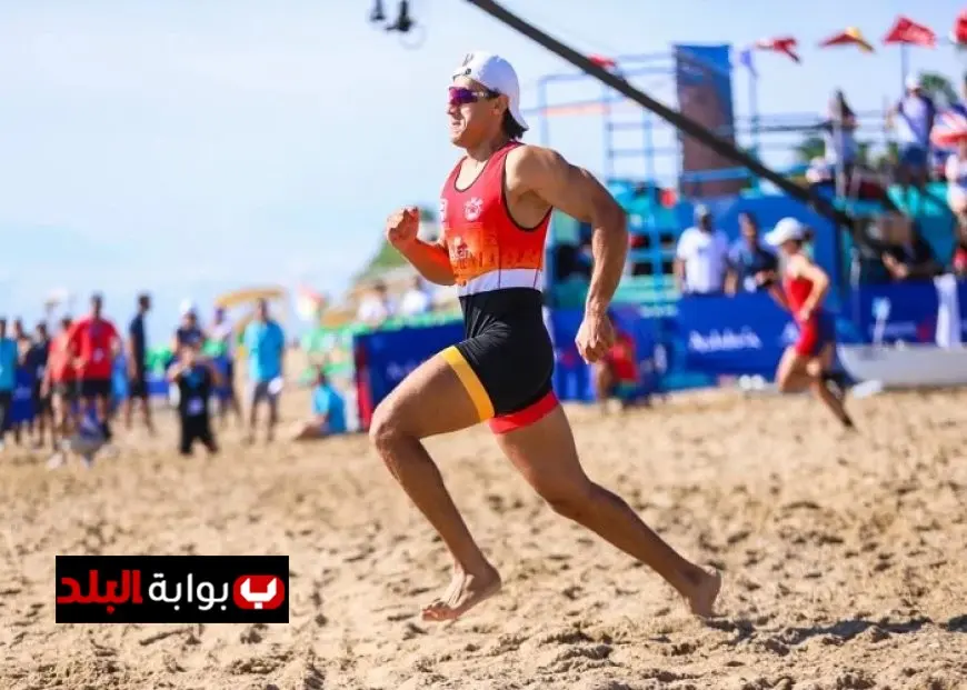 علي حسن يحتفل بتحقيق أول ميدالية تاريخية في رياضة التجديف الشاطئي