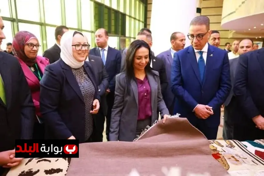 وزيرة التضامن ومحافظ الفيوم يزوران معرض كنزي للحرف اليدوية في ديوان المحافظة