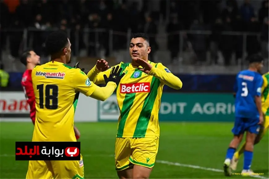 مصطفى محمد يجلس على دكة البدلاء خلال مباراة نانت ضد لوريان في الدوري الفرنسي