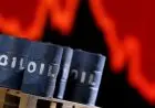 انخفاض طفيف في أسعار النفط بسبب استمرار فائض المعروض في السوق