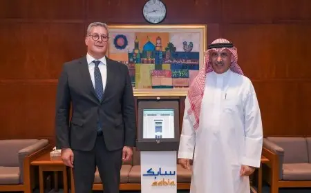 وزير البترول والثروة المعدنية يستعرض فرص التعاون في البتروكيماويات مع الرئيس التنفيذي لشركة سابك