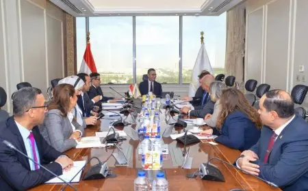 وزير التموين يستعرض مع رئيس شركة بلومبرج العالمية سبل التعاون في تطوير بنية تخزين الحبوب