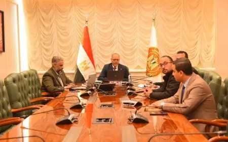 وزير العمل يزور صرف إعانات مالية ومستحقات لأسر ضحايا ومصابي عمالة غير منتظمة