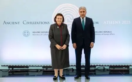 وزير السياحة والآثار يعقد اجتماعًا وزاريًا هامًا في منتدى الحضارات القديمة بأثينا