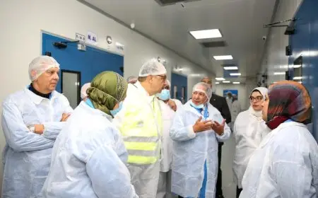 وزير قطاع الأعمال يقوم بجولة تفقدية في شركة القاهرة للأدوية لمتابعة سير العمل والإنتاج