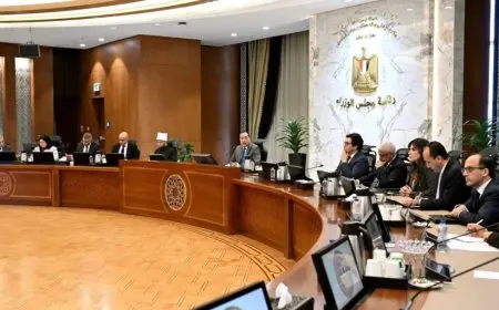 الحكومة تستعرض أفكار جديدة لتطوير منطقة الزبالين في منشأة ناصر