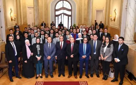 وزير الخارجية يرحب بطلبة كلية السياسة والاقتصاد في جامعة بني سويف