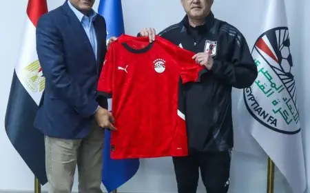 مصطفى عزام يرحب برئيس بعثة منتخب اليابان في تبادل دروع يعزز العلاقات الرياضية