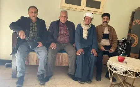 طلاب يمنيون يحتفلون بمعلمهم في سوهاج بعد 40 عامًا من الوفاء والذكريات