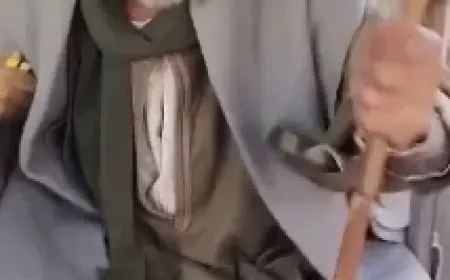 صعيدي ينتقد فتاة لجلوسها بشكل غير لائق في المترو بينما يضع قدمه على الأخرى