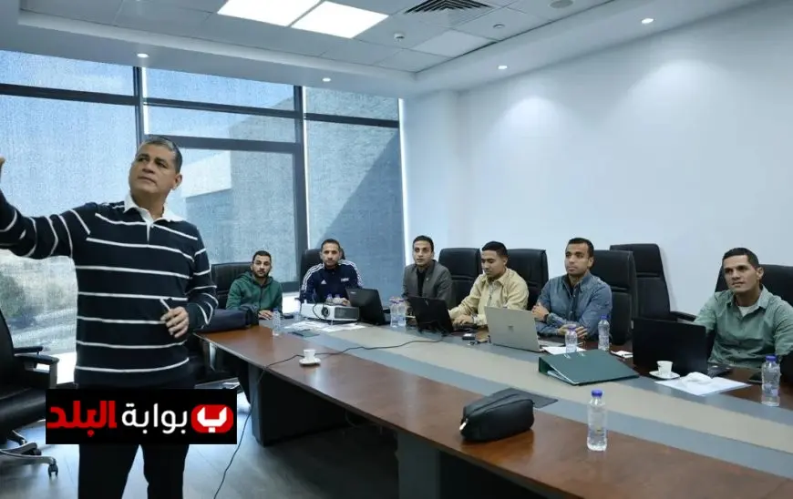 اجتماع فني لأوسكار رويز مع الحكام لمناقشة الحالات المثيرة للجدل