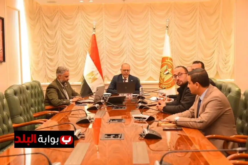 وزير العمل يزور صرف إعانات مالية ومستحقات لأسر ضحايا ومصابي عمالة غير منتظمة
