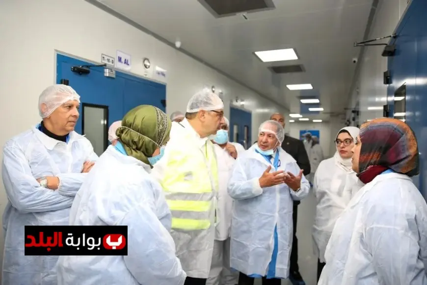 وزير قطاع الأعمال يقوم بجولة تفقدية في شركة القاهرة للأدوية لمتابعة سير العمل والإنتاج