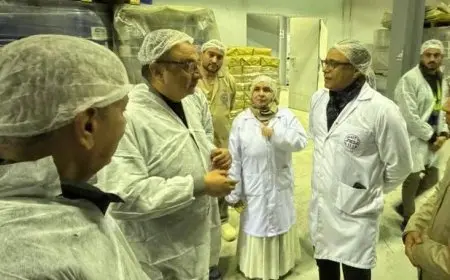 زيارة وزير قطاع الأعمال لمصانع مصر للمستحضرات الطبية في القليوبية لتعزيز الإنتاج والابتكار