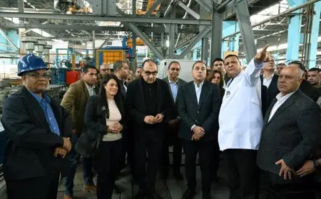 رئيس الوزراء يزور مصنع شركة مصر للألومنيوم للاطلاع على خط الإنتاج الجديد للسلك بطاقة 60 ألف طن سنويًا