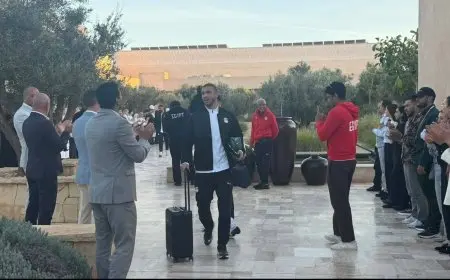 موظفو فندق الإقامة في أغادير يرحبون بمنتخب مصر بممر شرفي قبل رحلتهم إلى طنجة صور