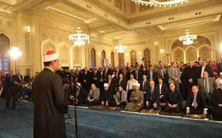 محافظ القاهرة يؤدي صلاة الجمعة في مسجد العزيز الحكيم بالمقطم بعد افتتاحه الرسمي