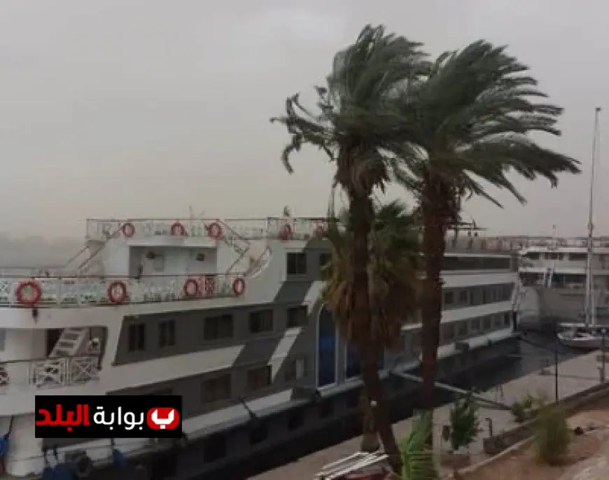 عاصفة ترابية تضرب أسوان وتحذيرات هامة للسائقين والمراكب النهرية بسبب تدني الرؤية