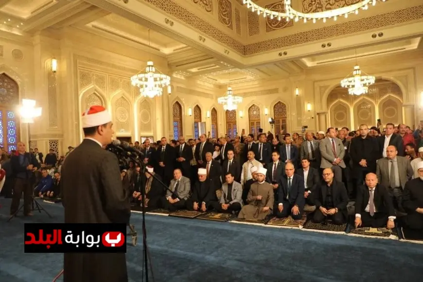 محافظ القاهرة يؤدي صلاة الجمعة في مسجد العزيز الحكيم بالمقطم بعد افتتاحه الرسمي