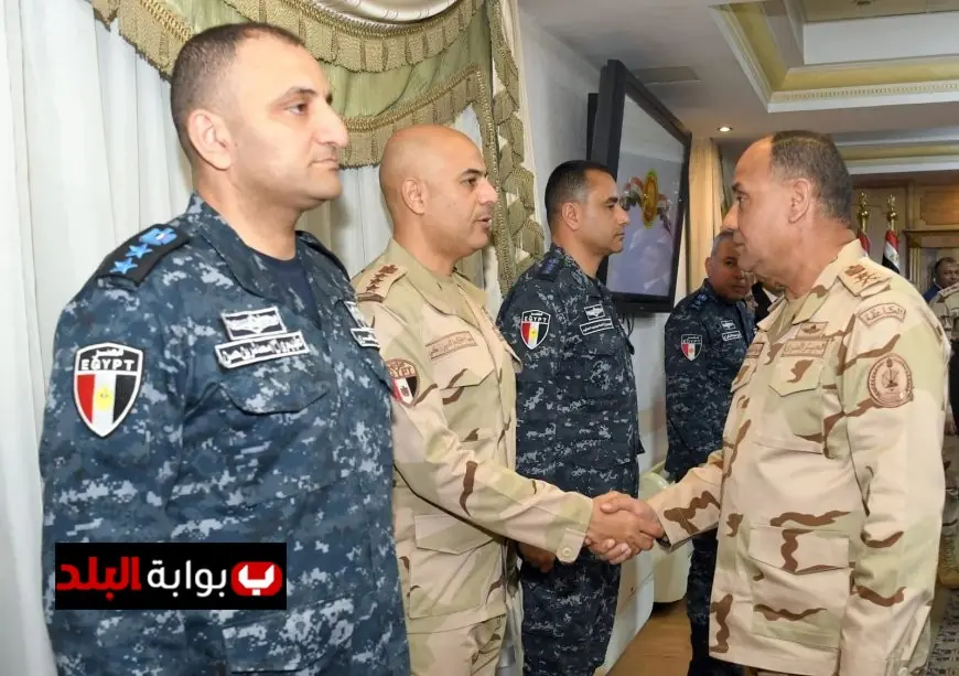 وزير الدفاع يلتقي برؤوساء الأفرع الرئيسية للقوات المسلحة في جلسة مع ضباط وضباط الصف