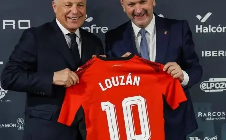 هاني أبو ريدة يكرم رئيس الاتحاد الإسباني بهدية قميص منتخب مصر