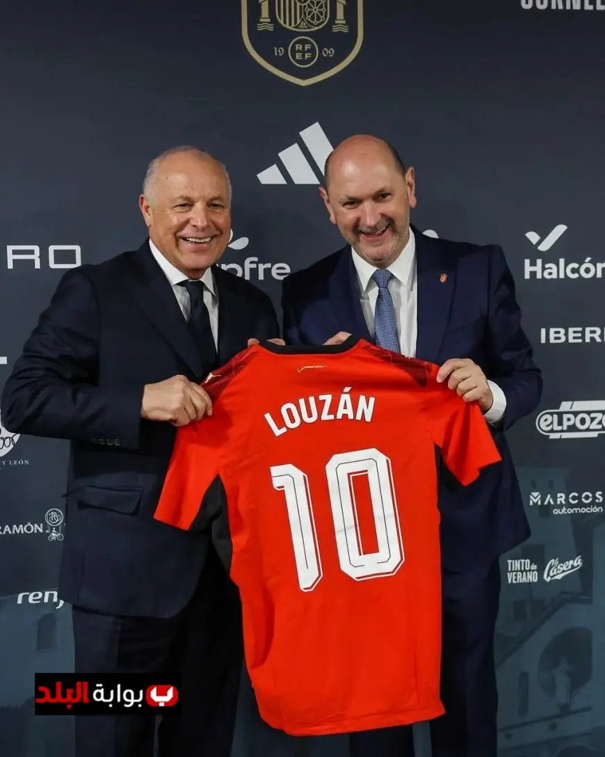 هاني أبو ريدة يكرم رئيس الاتحاد الإسباني بهدية قميص منتخب مصر