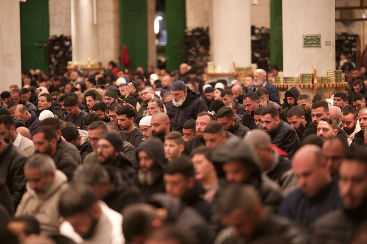 عشرات الآلاف يؤدون صلاتي العشاء والتراويح في المسجد الأقصى شاهد الصور - بوابة البلد