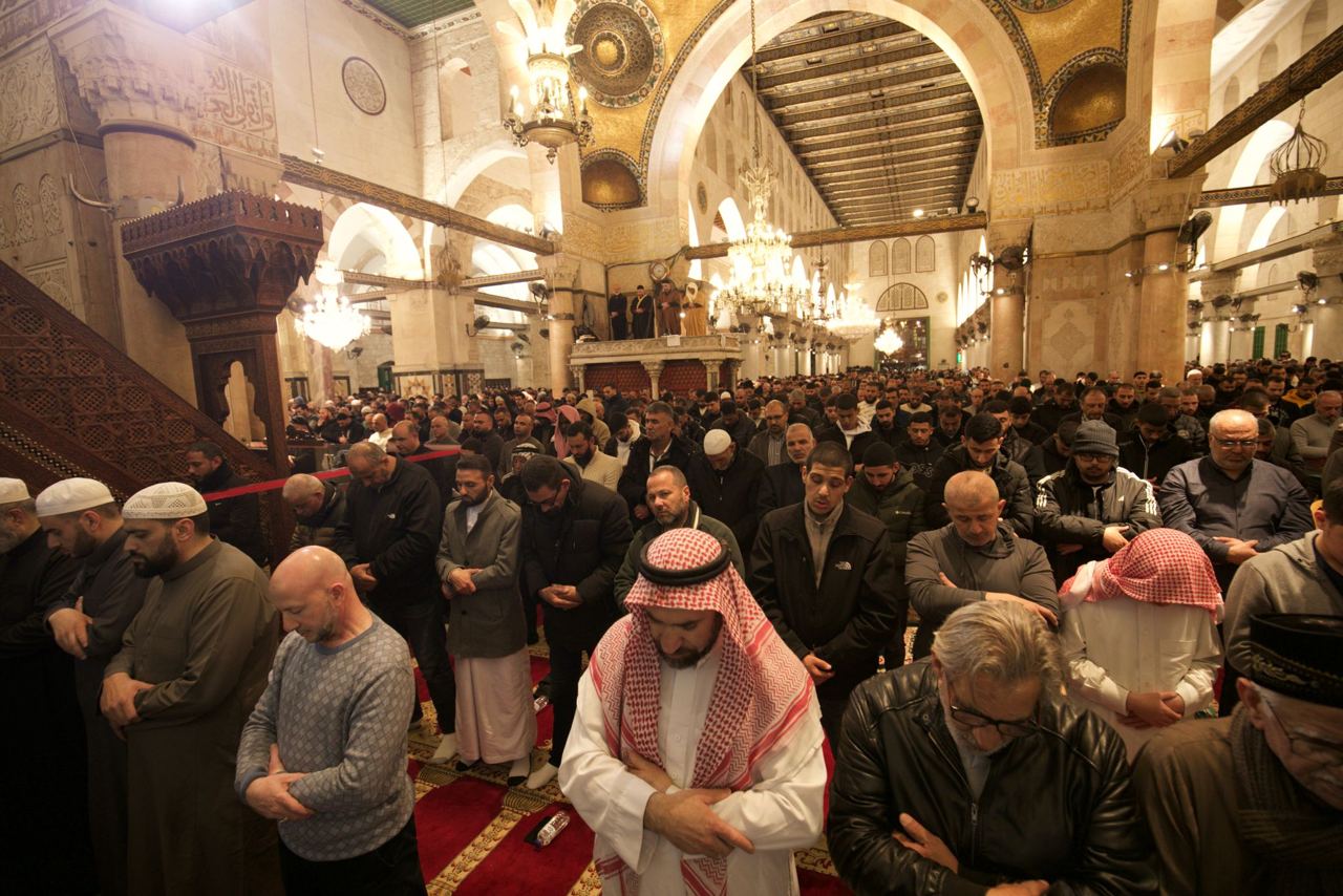 عشرات الآلاف يؤدون صلاتي العشاء والتراويح في المسجد الأقصى شاهد الصور - بوابة البلد
